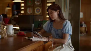 Задник до фільму "Bahasa Cinta Yang Beda" #1647298