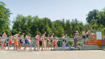 Задник до фільму "Zwei Sommer in der Badi" #1652166