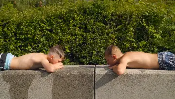 Задник до фільму "Zwei Sommer in der Badi" #1652168