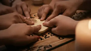 Задник до фільму "Una Pizca de Ouija" #1640354