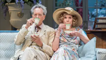 Задник до фільму "National Theatre Live: Hay Fever" #1850085