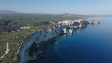 Задник до фільму "Falaises de Bonifacio : érosion inévitable ?" #1832427