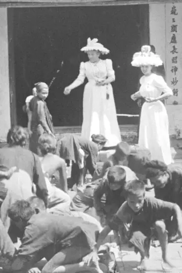 Постер до фільму "Enfants annamites ramassant des sapèques devant la Pagode des Dames" #964738