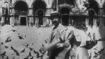 Pigeons sur la place Saint-Marc постер