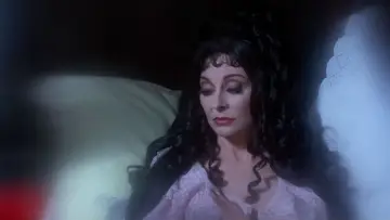 Задник до фильму"Elvira
