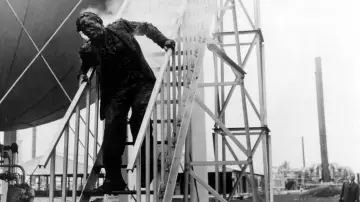 Задник до фильму"Quatermass 2" #460733