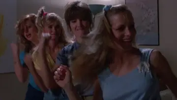 Задник до фильму"Slumber Party Massacre II" #386792