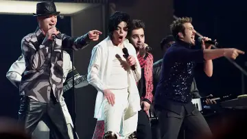 Задник до фильму"Michael Jackson: 30th Anniversary Celebration" #399714
