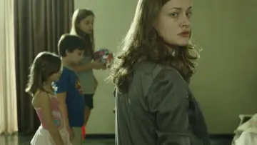 Задник до фильму"Miss Violence" #414425