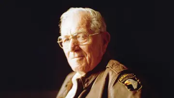 Задник до фильму"We Stand Alone Together: The Men of Easy Company" #506156