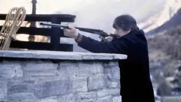 Задник до фильму"Love and Bullets" #1073072