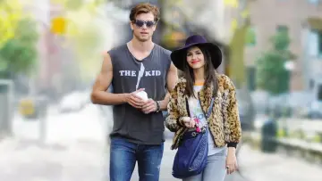 Задник до фильму"Naomi and Ely