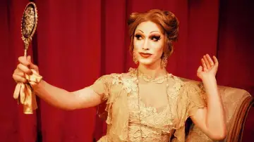 Задник до фильму"Drag Becomes Him" #1146942