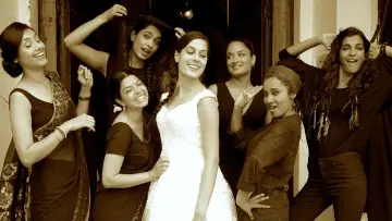 Задник до фильму"Angry Indian Goddesses" #1146472