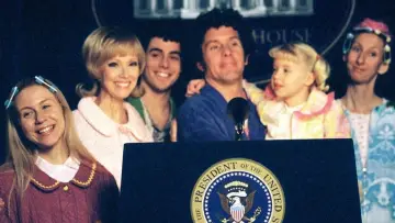 Задник до фильму"The Brady Bunch in the White House" #421317