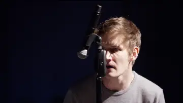 Задник до фільму "Bo Burnham: Make Happy" #1583579