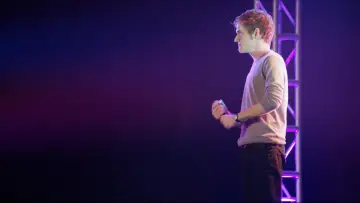 Задник до фільму "Bo Burnham: Make Happy" #1746308