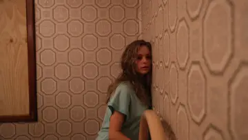 Задник до фільму "Hounds of Love" #304520