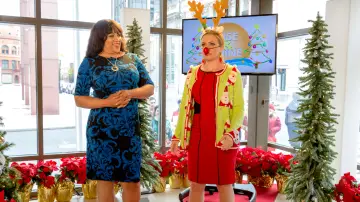 Задник до фильму"Broadcasting Christmas" #494008