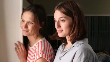 Задник до фільму "Що нас пов