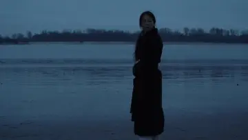 Задник до фильму"밤의 해변에서 혼자" #1038810