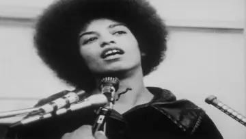 Задник до фильму"Angela Davis: Portrait of a Revolutionary" #1169805