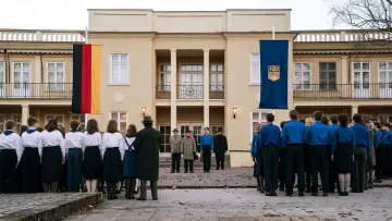 Задник до фільму "Das schweigende Klassenzimmer" #360976