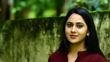 Задник до фільму "ഷെർലോക്ക് ടോംസ്" #1158812