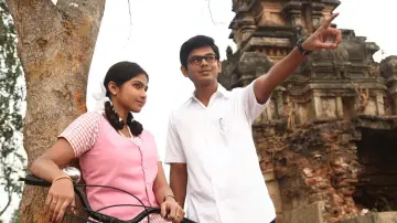 Задник до фильму"பள்ளிப் பருவத்திலே" #1163949