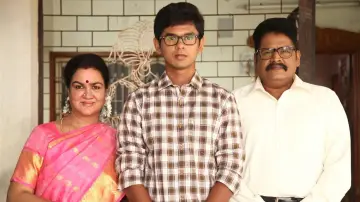 Задник до фильму"பள்ளிப் பருவத்திலே" #1163950