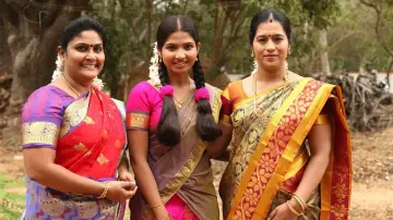 Задник до фильму"பள்ளிப் பருவத்திலே" #1163952
