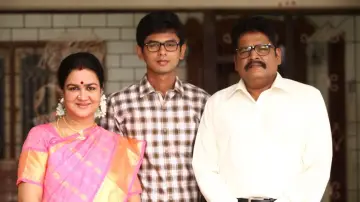 Задник до фильму"பள்ளிப் பருவத்திலே" #1163958