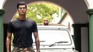 Задник до фільму "இரும்புத்திரை" #1777960