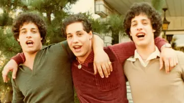 Задник до фильму"Three Identical Strangers" #425645
