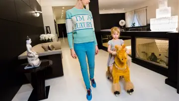 Задник до фильму"Generation Wealth" #501784