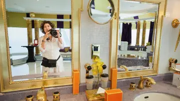 Задник до фильму"Generation Wealth" #501788