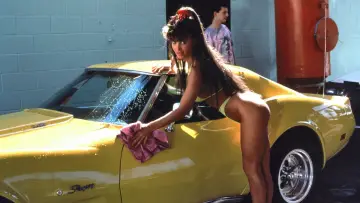 Задник до фільму "The Bikini Carwash Company" #1623629