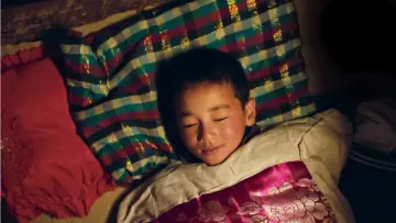Задник до фильму"旺扎的雨靴" #1201234