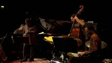Задник до фильму"The Language of the Unknown: A Film About the Wayne Shorter Quartet" #459397