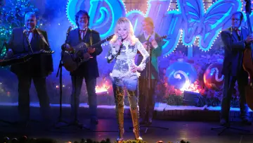 Задник до фільму "Christmas at Dollywood" #1870076