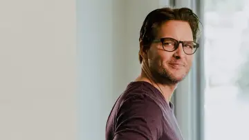 Задник до фильму"Escaping the NXIVM Cult: A Mother