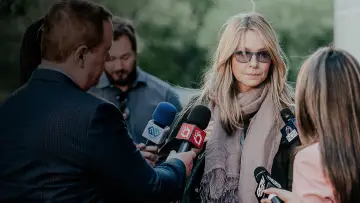 Задник до фильму"Escaping the NXIVM Cult: A Mother