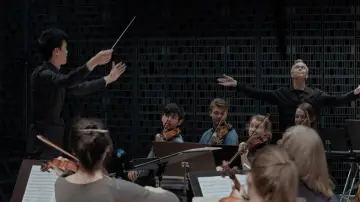 Orkesterin edessä постер