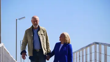 Задник до фільму "Never Too Late" #1871098