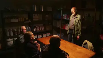 Задник до фільму "Never Too Late" #1871099