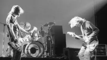 Задник до фильму"Nirvana: Live at the Paramount" #1059584