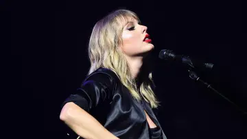 Задник до фильму"Taylor Swift City of Lover Concert" #456682