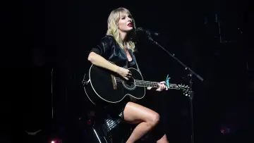 Задник до фильму"Taylor Swift City of Lover Concert" #456684