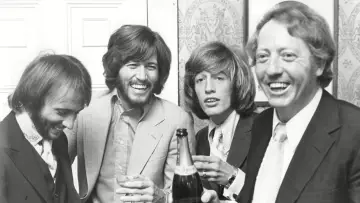 Задник до фильму"The Bee Gees: How Can You Mend a Broken Heart" #403707