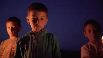 Задник до фильму"L-aţi văzut pe Omul Nou?" #1201000
